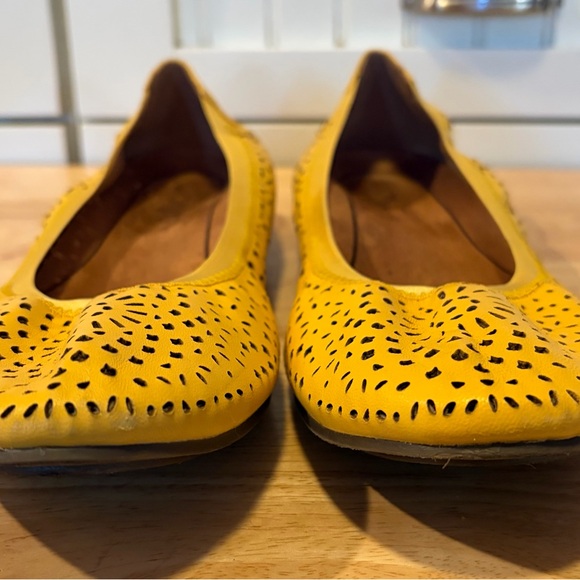 Vionic women's Robyn Buttercup yellow perforated design ballet flats size 8 - Picture 3 of 7